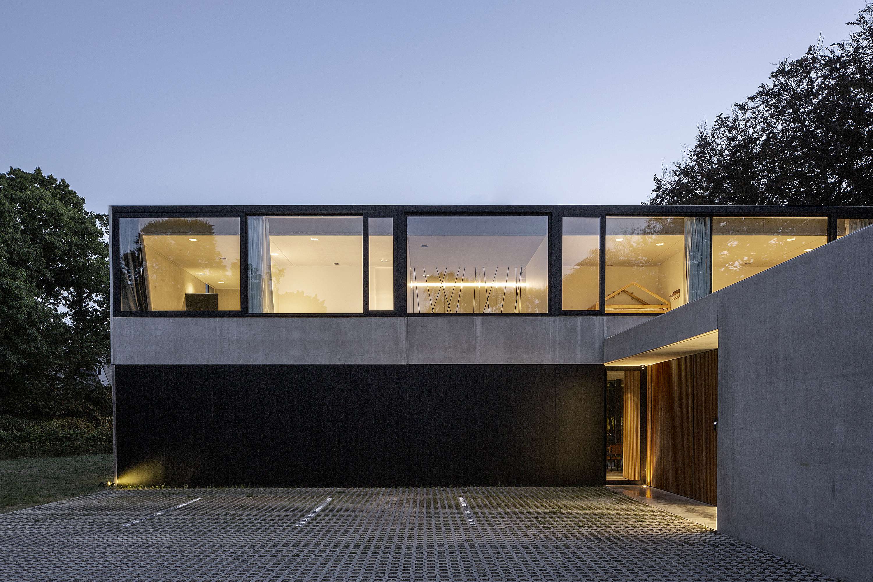 betonwoning en tandartsenpraktijk i-dentiek brasschaat icoon.be architecten brasschaat_betonwoning ramen tot aan de dakrand reynaers aluminium kerkstoel beton