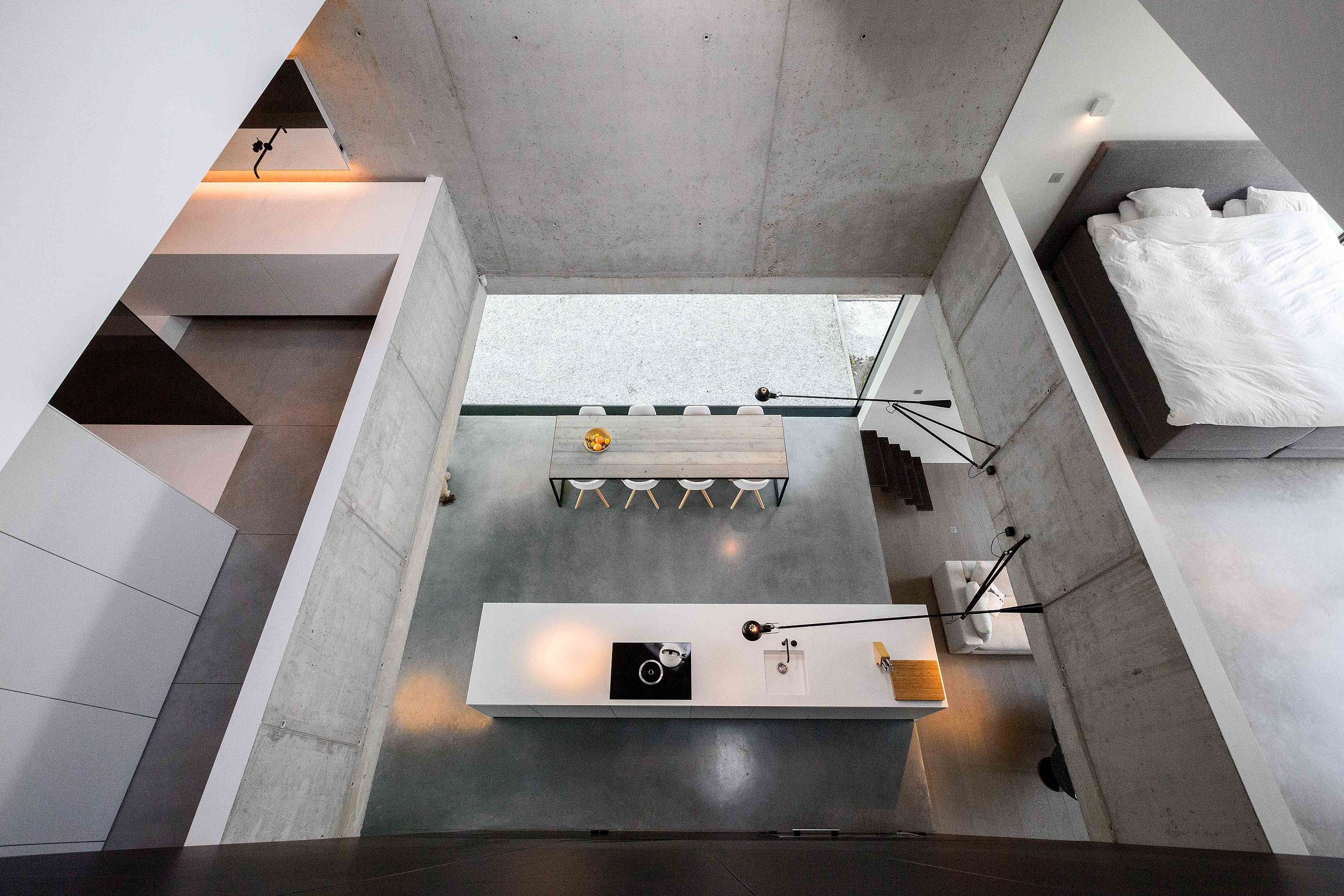 half open woning lichtgrijze leien met natuursteen en schuingetrokken dak brasschaat icoon archtitecten brasschaat_open huis split level geen muren