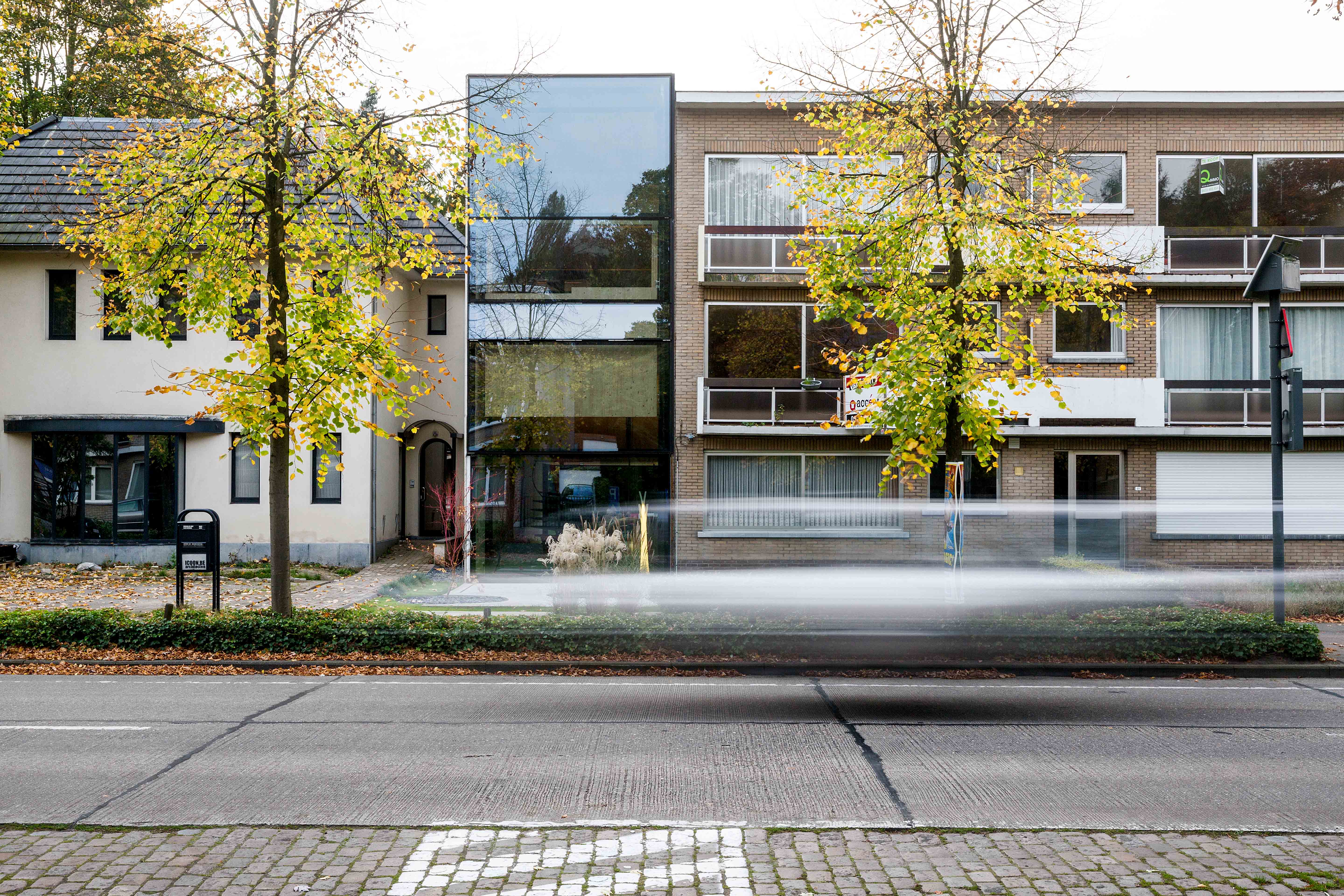 moderne strakke industriele staalskelet woning beton brasschaat augustijnslei glazen gevel icoon architecten