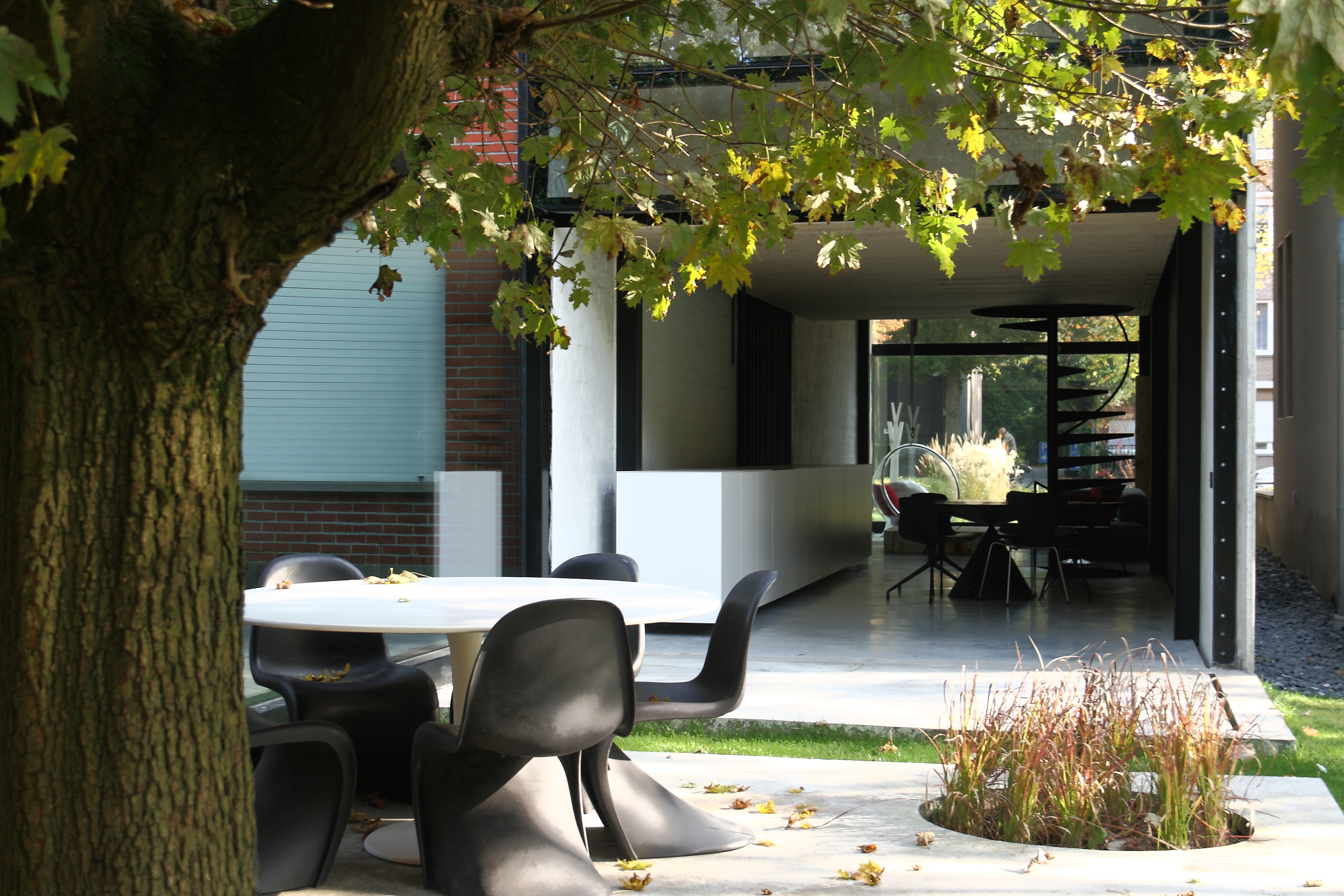 moderne strakke industriele staalskelet woning beton brasschaat brede draaideur icoon architecten