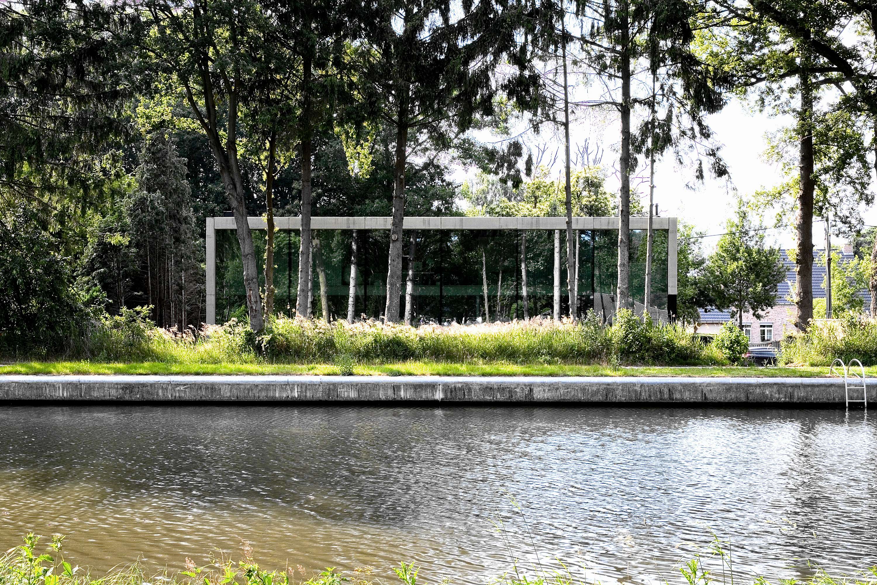strakke betonnen minimalistische woning groot raam schoten vaart icoon.be architecten brasschaat_betonwoning kempische vaart groot raam