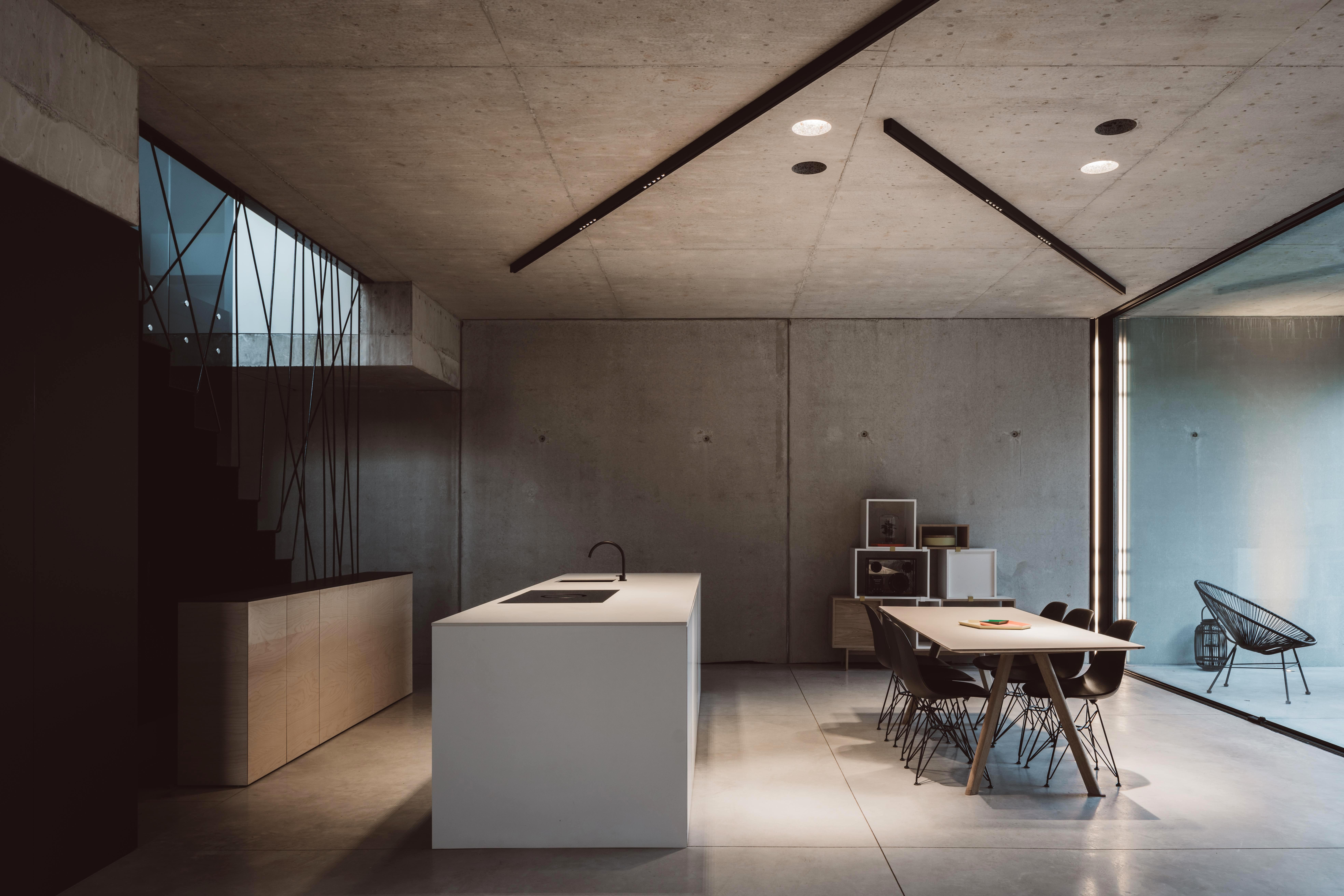 strakke minimalistische betonnen woning zichtbeton kerkstoel warm gezellig beton waasmunster icoon architecten brasschaat
