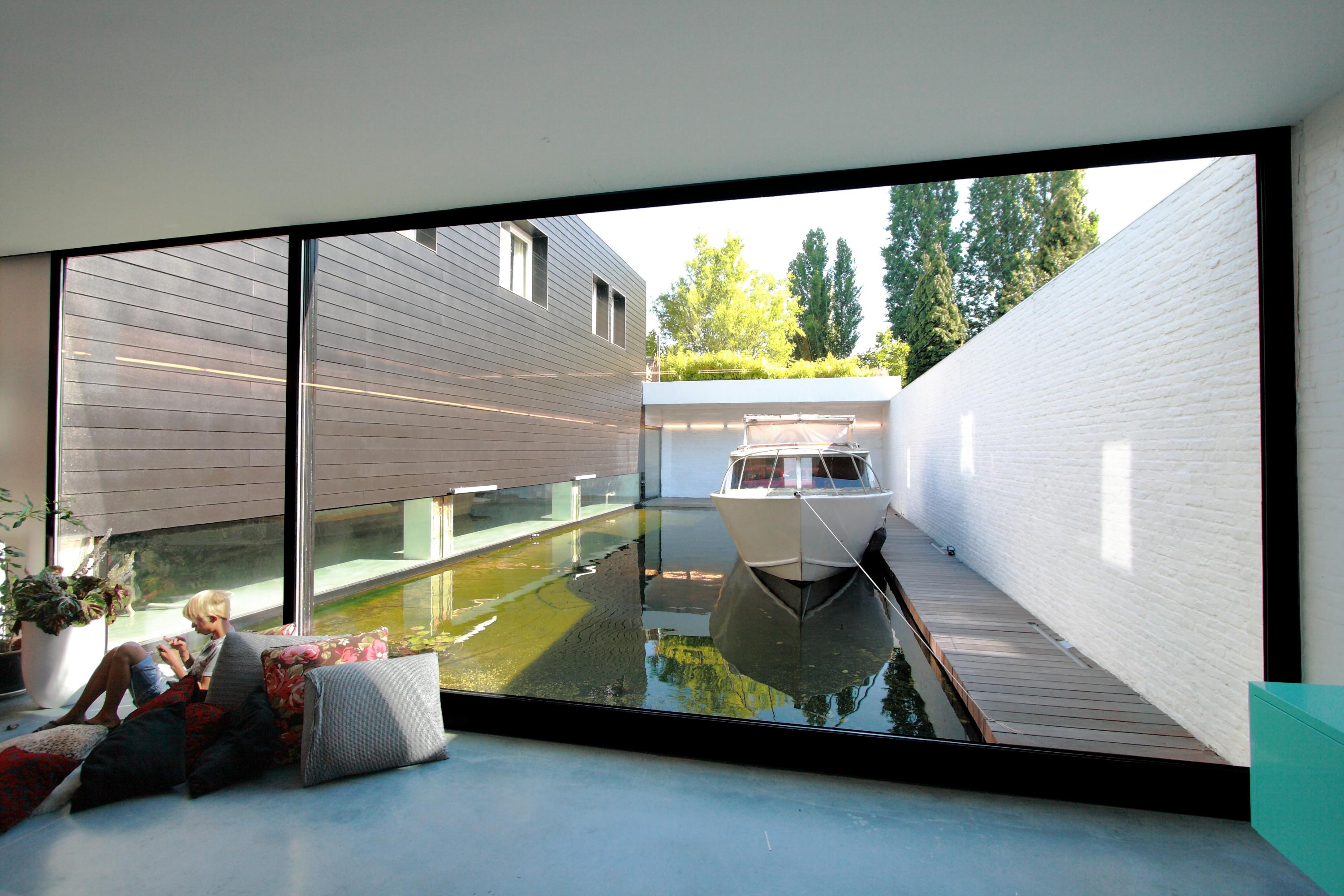 strakke minimalistische loft met boot en groot schuifraam hemiksem icoon architecten