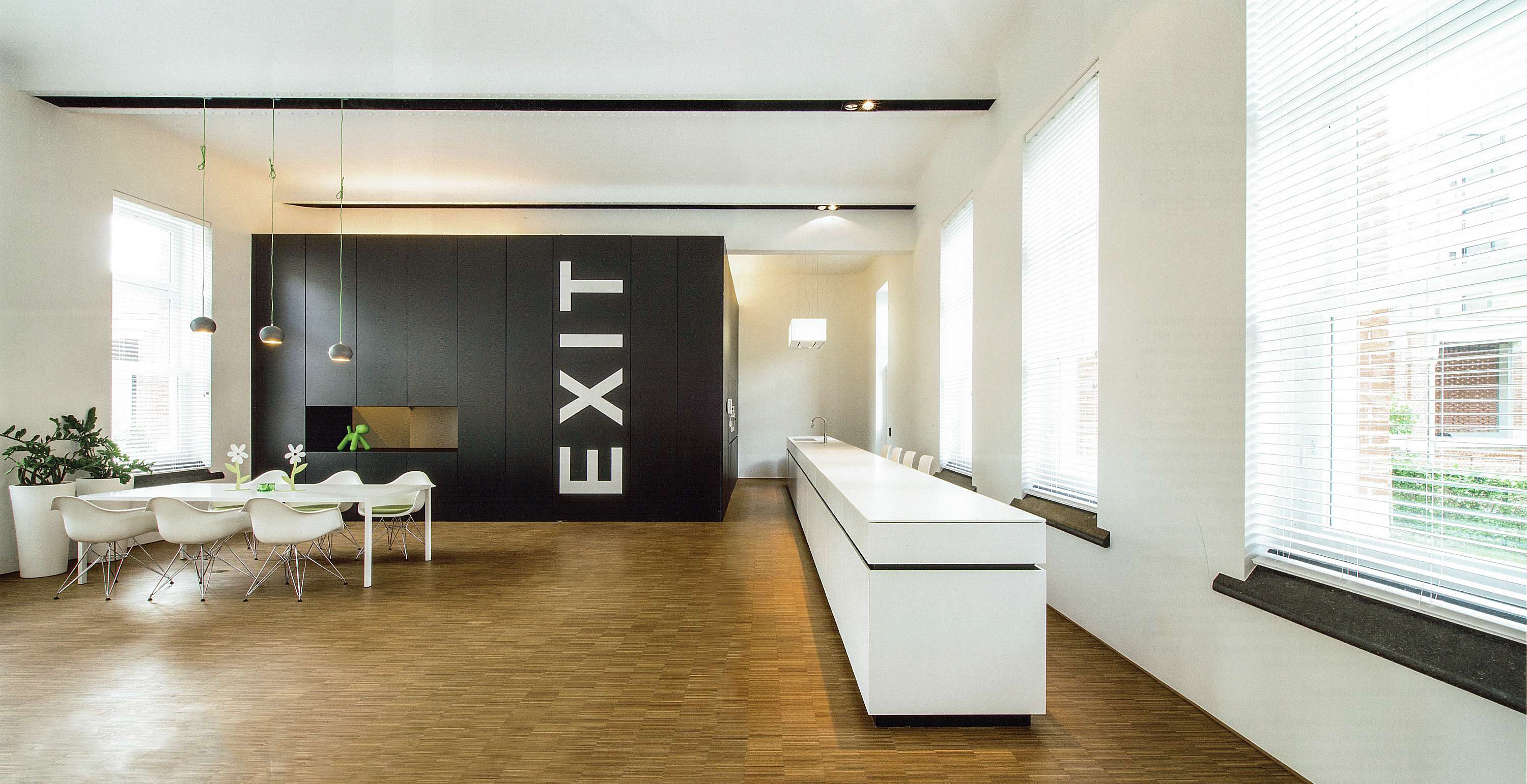 strakke moderne loft corian keuken groen kwartier antwerpen icoon.be architecten brasschaat_lammel op kant parket kerrock corian solid surface keuken xl deur loft