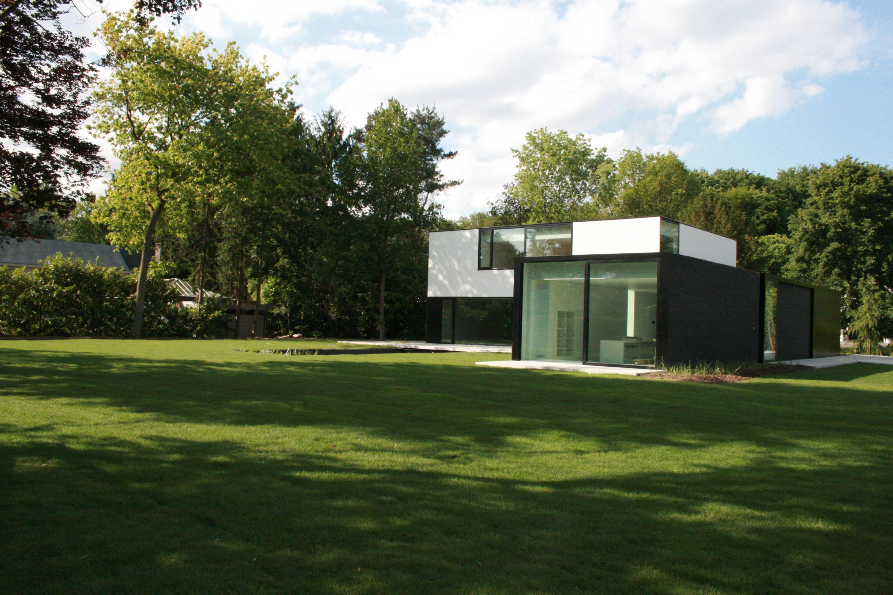 strakke moderne renovatie met bureau woning schilde icoon architecten