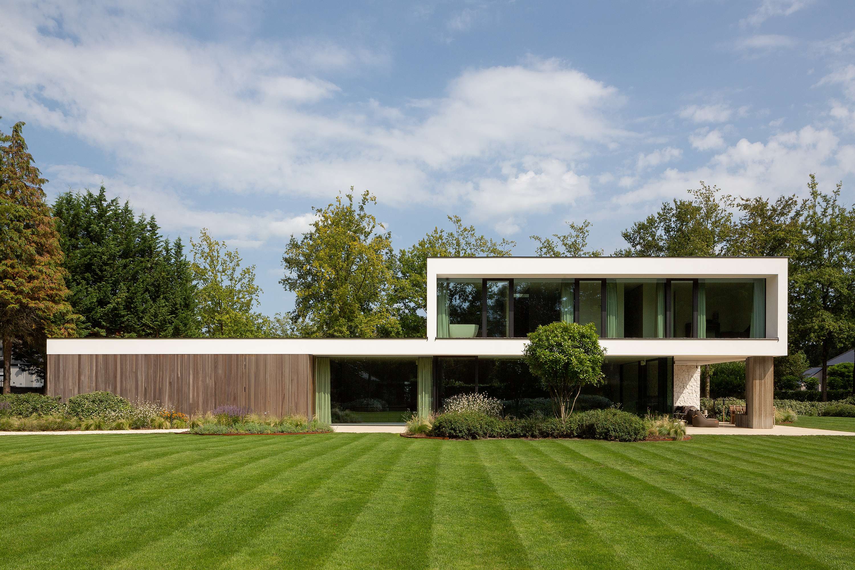 warm zuiderse nieuwbouwwoning struikenlaan brasschaat icoon architecten brasschaat_brede nieuwbouwwoning crepi hout veel glas zicht op tuin